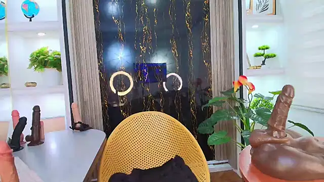 GianellaCox  online show from January 13, 2025, 8:26 pm