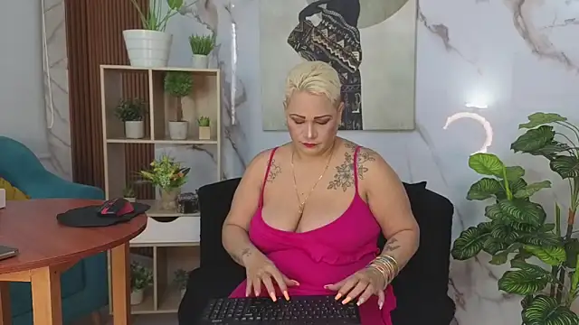 GianellaCox  online show from October 29, 2025, 1:02 pm