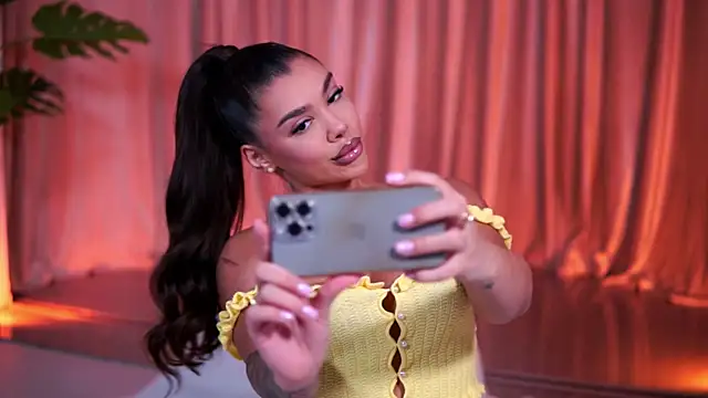 NatyDesiree online show from April 8, 2026, 7:25 pm