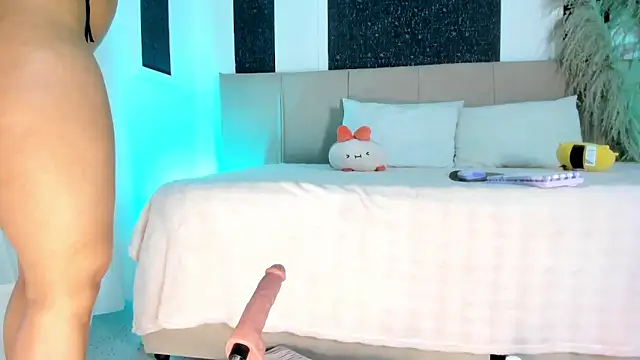 Alaia Manson online show from February 25, 2026, 7:45 pm