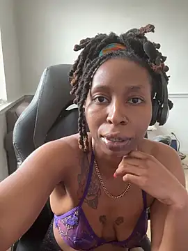 LeyaHoneybuns online show from February 25, 2026, 4:49 pm