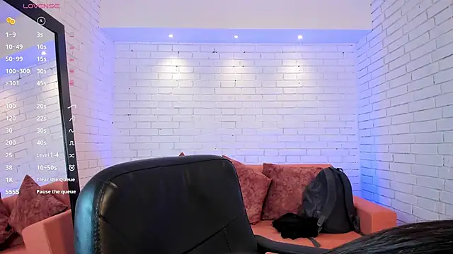 paulina sweett  online show from October 20, 2025, 7:03 pm