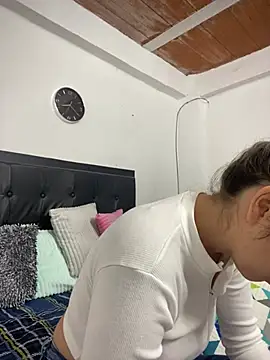 Iris love18 online show from February 17, 2025, 1:21 pm