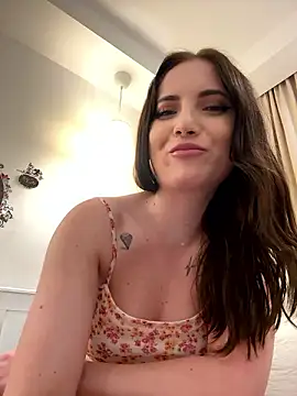 Snapshot of AvaGianna chatting on December 6, 2024, 5:33 pm AvaGianna online show from December 6, 2024, 5:33 pm