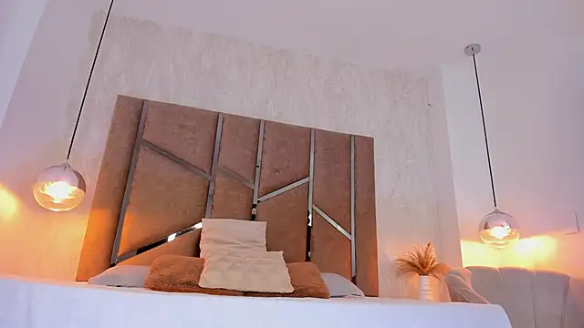 Martinaa Jones  online show from October 8, 2025, 7:22 pm