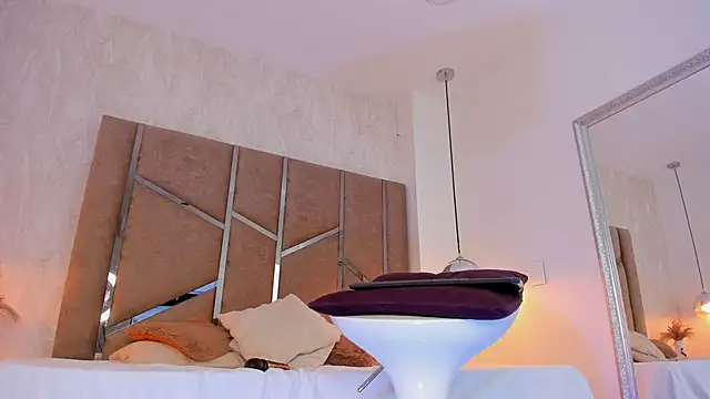 Martinaa Jones  online show from October 14, 2025, 7:58 pm