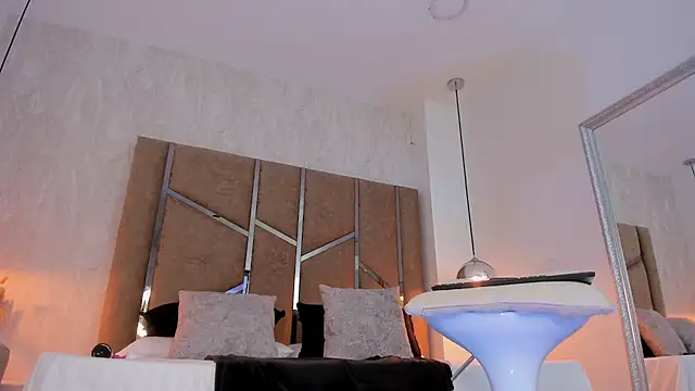 Martinaa Jones  online show from December 14, 2025, 12:10 pm