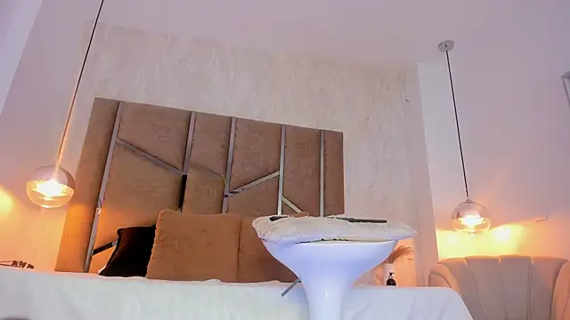 Martinaa Jones  online show from January 12, 2026, 12:43 pm