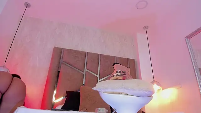 Martinaa Jones  online show from April 13, 2026, 1:05 pm