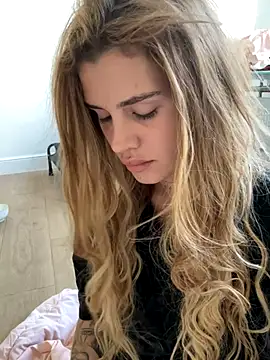 EmiliaCatalina online show from October 19, 2025, 7:03 pm