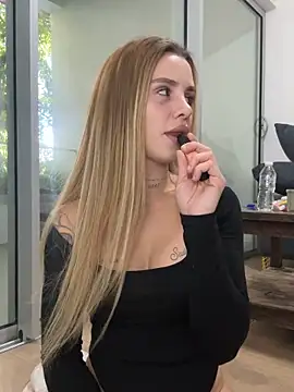 EmiliaCatalina online show from November 27, 2025, 9:06 pm