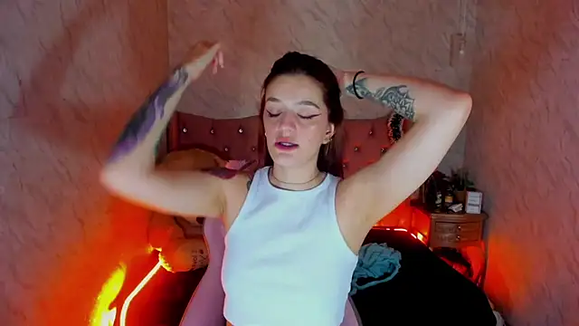 LiaHarryis online show from December 13, 2024, 12:50 pm