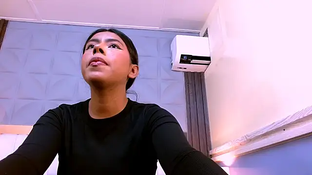 VeronicaRobles online show from October 24, 2025, 6:37 pm