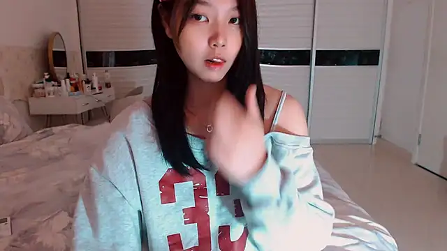 Snapshot of -Lucky_Girl chatting on October 28, 2025, 3:32 am -Lucky Girl online show from October 28, 2025, 3:32 am