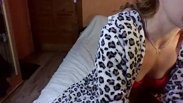 Snapshot of tmona1917 chatting on October 10, 2025, 8:46 am tmona1917 online show from October 10, 2025, 8:46 am