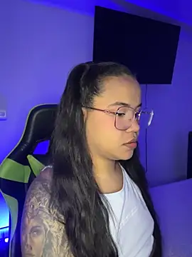 leila 22 online show from November 28, 2025, 7:33 am