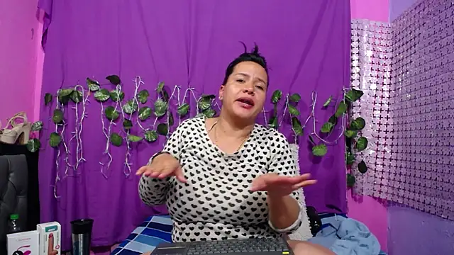 Snapshot of hazel_34 chatting on February 12, 2025, 12:58 am hazel 34 online show from February 12, 2025, 12:58 am
