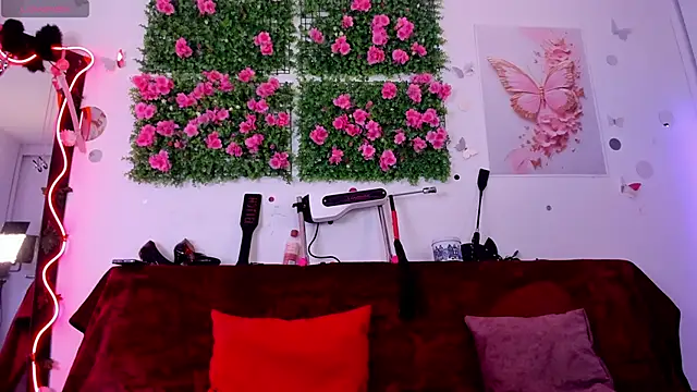 Alaia Asuka online show from October 13, 2025, 9:15 pm