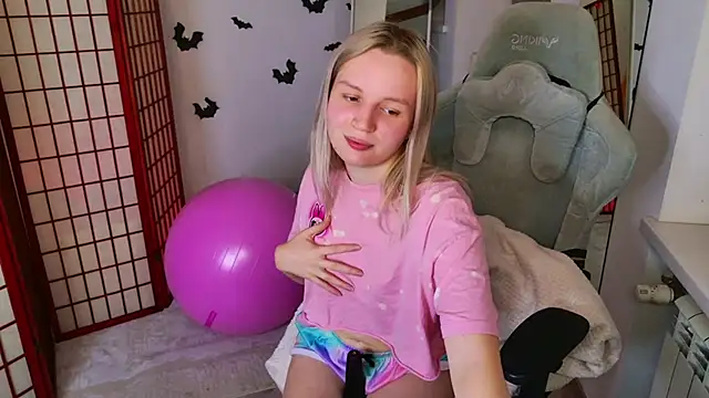 Beatrica Klein online show from November 2, 2025, 2:08 pm