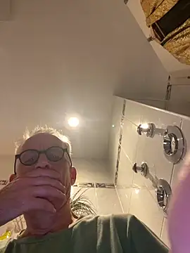 Snapshot of Frank22xx chatting on October 6, 2025, 8:39 pm Frank22xx online show from October 6, 2025, 8:39 pm