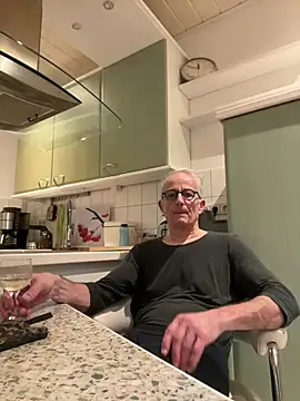 Snapshot of Frank22xx chatting on February 18, 2026, 10:50 pm Frank22xx online show from February 18, 2026, 10:50 pm