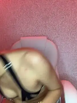Snapshot of _Aura- chatting on February 19, 2025, 3:39 am Aura- online show from February 19, 2025, 3:39 am