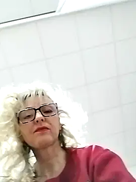 Snapshot of Tinuus chatting on March 4, 2025, 6:29 pm Tinuus online show from March 4, 2025, 6:29 pm