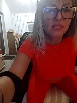 Snapshot of Tinuus chatting on November 10, 2025, 7:46 pm Tinuus online show from November 10, 2025, 7:46 pm