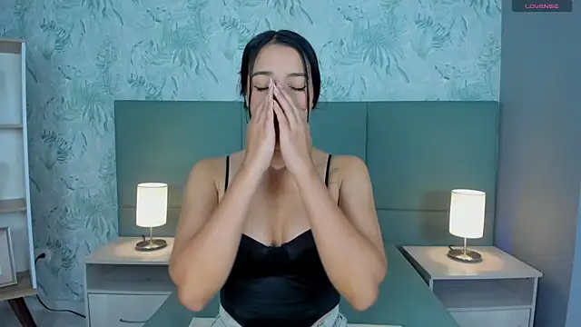 lexiethompson  online show from October 11, 2025, 12:04 pm