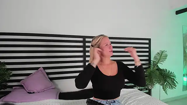 stefanny ruiz  online show from December 2, 2024, 12:40 pm