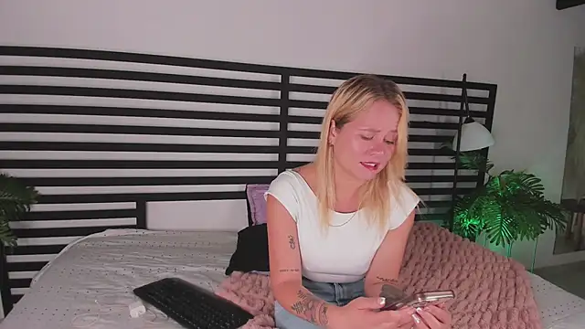 stefanny ruiz  online show from January 8, 2025, 12:47 pm