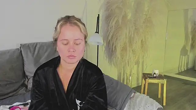 stefanny ruiz  online show from February 24, 2025, 3:53 pm