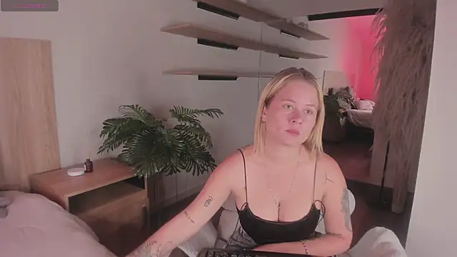 stefanny ruiz  online show from March 5, 2025, 12:33 pm