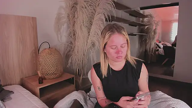 stefanny ruiz  online show from March 10, 2025, 12:59 pm