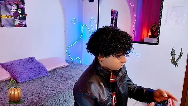 Snapshot of Noah_Smith04 chatting on October 25, 2025, 8:14 pm Noah Smith04 online show from October 25, 2025, 8:14 pm