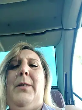 BecciDeluxe online show from November 7, 2025, 1:00 pm