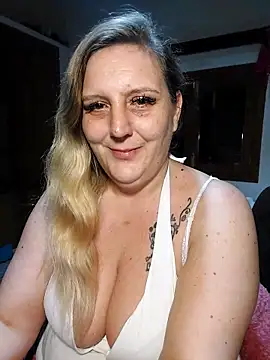 BecciDeluxe online show from November 26, 2025, 10:55 pm