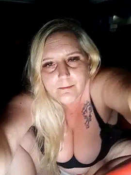 Snapshot of BecciDeluxe chatting on April 22, 2026, 7:04 pm BecciDeluxe online show from April 22, 2026, 7:04 pm