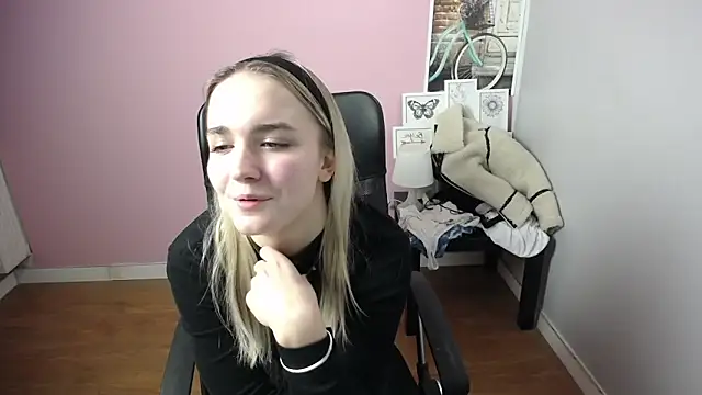 Snapshot of viktoria_lovely chatting on December 17, 2024, 11:17 am viktoria lovely online show from December 17, 2024, 11:17 am