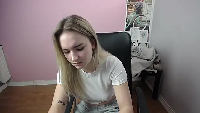 Snapshot of viktoria_lovely chatting on January 18, 2025, 9:45 am viktoria lovely online show from January 18, 2025, 9:45 am