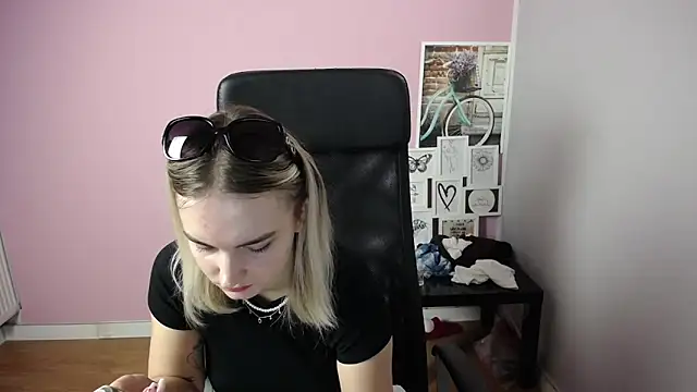 Snapshot of viktoria_lovely chatting on September 20, 2025, 9:21 am viktoria lovely online show from September 20, 2025, 9:21 am