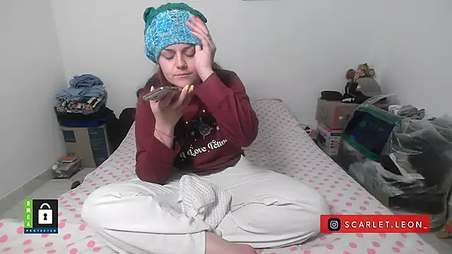 Scarletleon77 online show from October 20, 2025, 6:08 pm