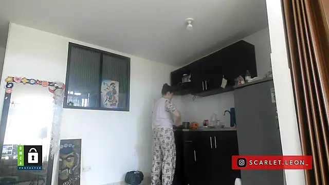 Scarletleon77 online show from December 5, 2025, 2:14 pm