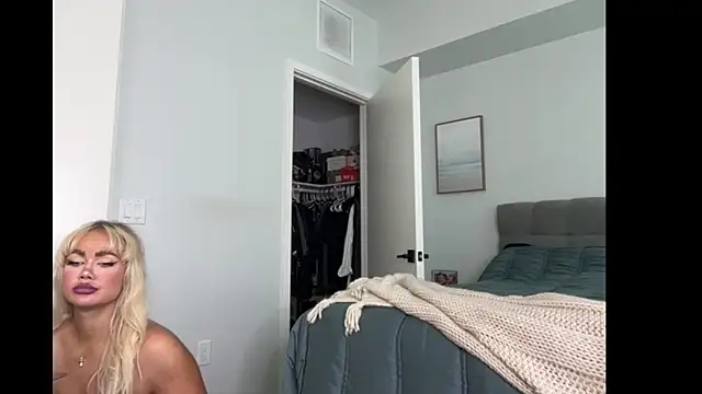 Snapshot of ElenaErickson chatting on November 3, 2025, 7:59 pm ElenaErickson online show from November 3, 2025, 7:59 pm