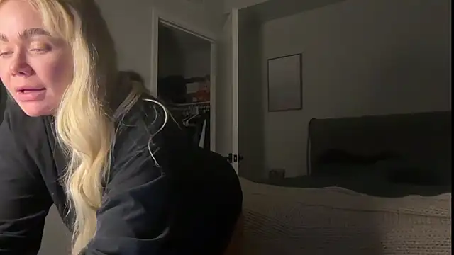 Snapshot of ElenaErickson chatting on November 12, 2025, 4:35 am ElenaErickson online show from November 12, 2025, 4:35 am