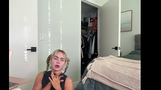 Snapshot of ElenaErickson chatting on July 23, 2026, 1:58 am ElenaErickson online show from July 23, 2026, 1:58 am