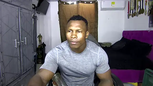 Snapshot of MedellinBlackx chatting on October 23, 2025, 5:23 pm MedellinBlackx online show from October 23, 2025, 5:23 pm