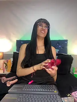 valentinabaez online show from October 9, 2025, 6:50 pm