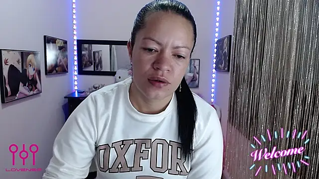 Snapshot of Cristal_w chatting on October 10, 2025, 1:32 pm Cristal w online show from October 10, 2025, 1:32 pm