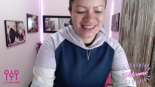 Snapshot of Cristal_w chatting on October 17, 2025, 12:30 pm Cristal w online show from October 17, 2025, 12:30 pm